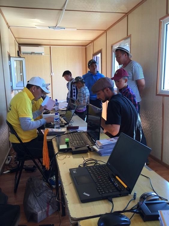 Хурдан морь унаач хүүхдүүдийг бүртгэж байна