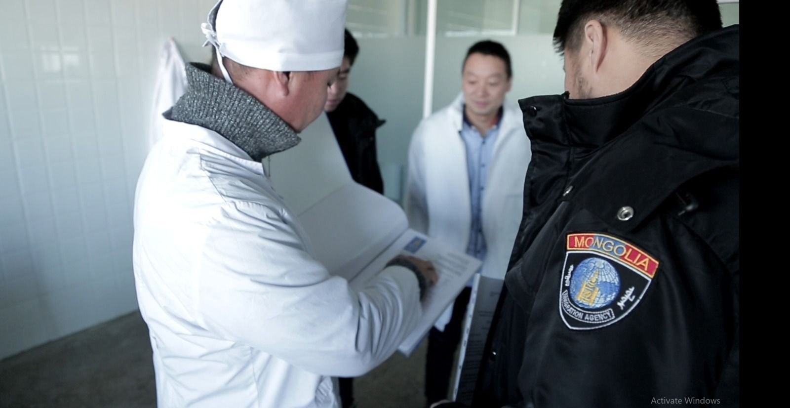 Эмээлт дэх махны үйлдвэрт зөвшөөрөлгүй ажиллаж байсан гадны иргэдийг Монгол Улсаас гаргахаар болжээ