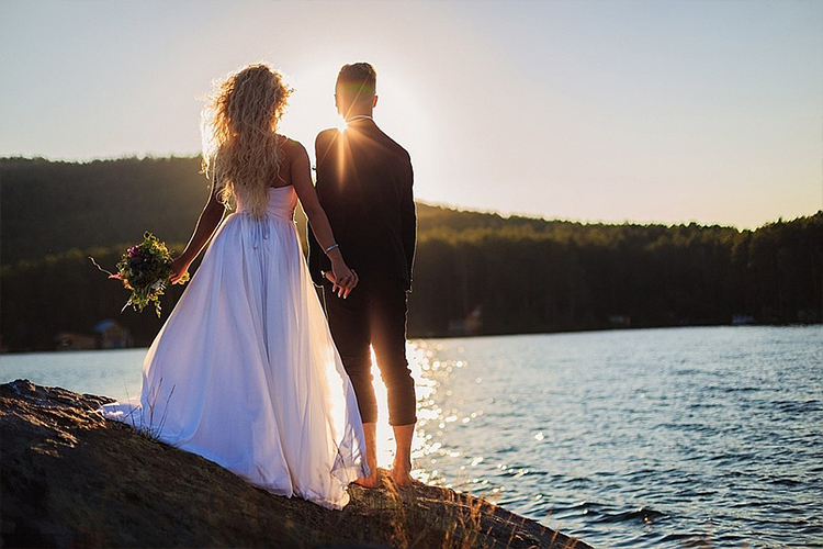 Луйварчин этгээд саятан болон жүжиглэн үнэтэй хурим хийгээд зугтжээ