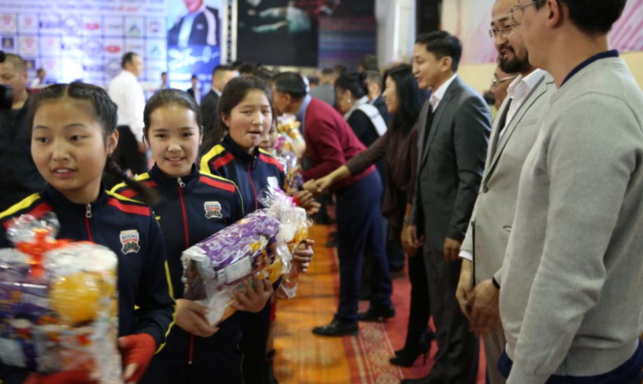 Имарт “Олимпийн гараа” тэмцээний бага насны боксчдыг дэмжиж бэлэг бэлэглэлээ