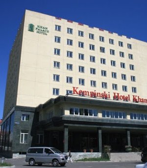 Франц иргэнтэй нэг онгоцоор ирсэн ДЭМБ-ын ажилтнууд 