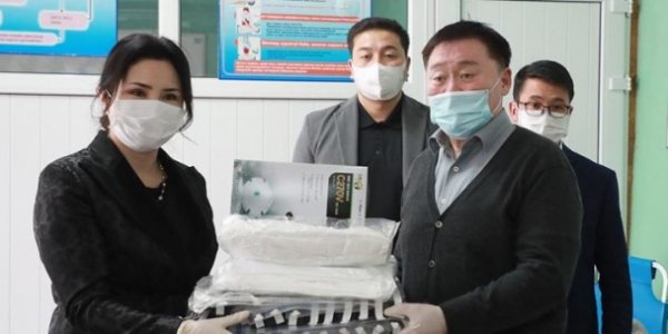 Нийслэлийн Түргэн тусламжийн төвд амны хаалт, халдвар хамгааллын хувцас хандивлалаа