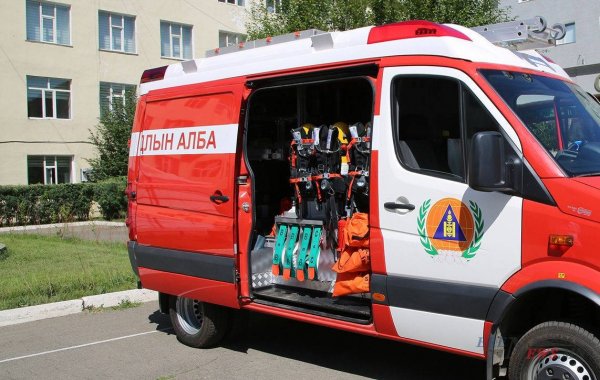 Согтуурсан эмэгтэй цонхоор унахыг завджээ