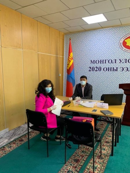 Дуучин Нара Баянгол дүүрэгт бие дааж нэр дэвшинэ