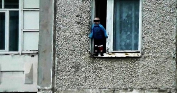 Бага насны хүүхдүүд цонхоор унасан байсныг эмнэлэгт хүргэжээ