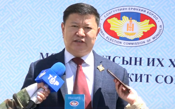 УИХ-ын сонгуулийн 23-р тойрогт нэр дэвшигч Б.БАЯРМАГНАЙ СЕХ-ноос нэр дэвшигчийнхээ үнэмлэхийг гардаж авч байна