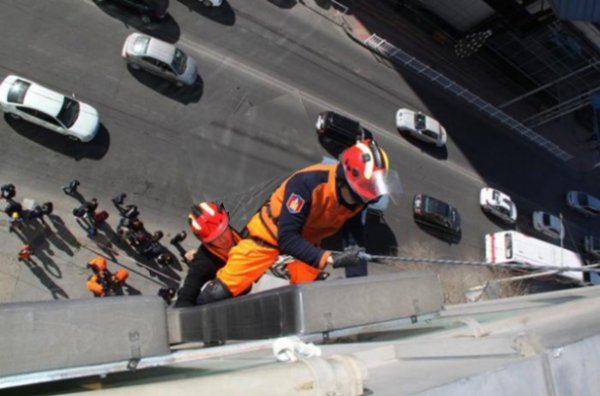 Тагтнаас унах гэж байсан 2, 4 настай хүүхдүүдийг аварчээ