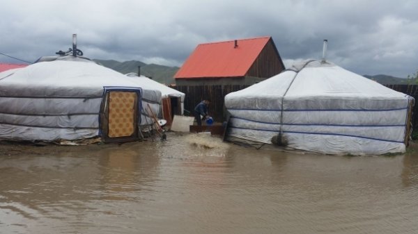 Булган аймагт үер бууж гурван айлын гэр нуржээ