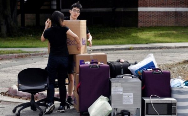 Трамп гадаад оюутнуудыг хөөж гаргах шийдвэрээ хүчингүй болгожээ