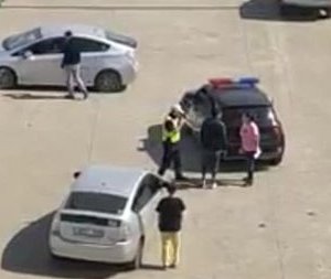 Цагдаагийн алба хаагчийн биед халдсан эмэгтэйг торгожээ