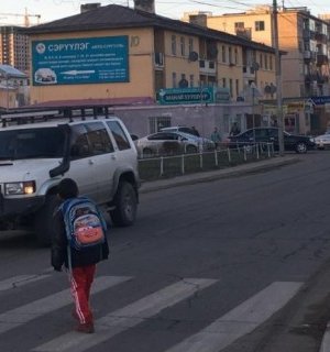 Гарцаар гарч явсан 5,9 настай хүүхдүүдийг мөргөснөөс нэг нь амиа алдлаа