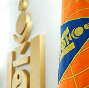 “Эстима” загварын суудлын автомашин мөргөлдөж хөдөлгүүрийн хэсэг шатжээ