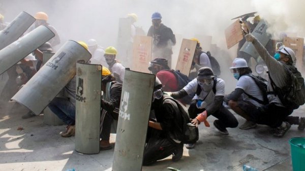 Мьянмарын цагдаа нар Энэтхэг рүү дүрвэж эхэлжээ