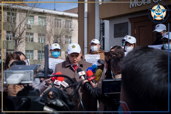 Монголын Залуучуудын Холбоо Монгол банкинд хандлаа