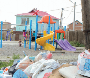Гэрийнхээ гадна тоглож байсан бага насны 3 хүүхэд сураггүй болжээ