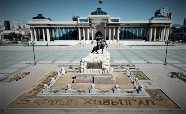 “Ардын хувьсгал” хэмээсэн бичвэр бүхий цэцэгт мандал байгуулав