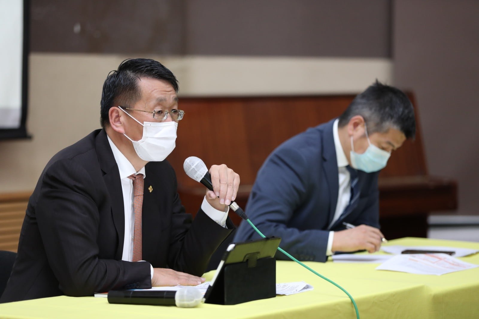 Боловсролын салбарт ажиллах ЭРЭГТЭЙ БАГШ цөөрчээ