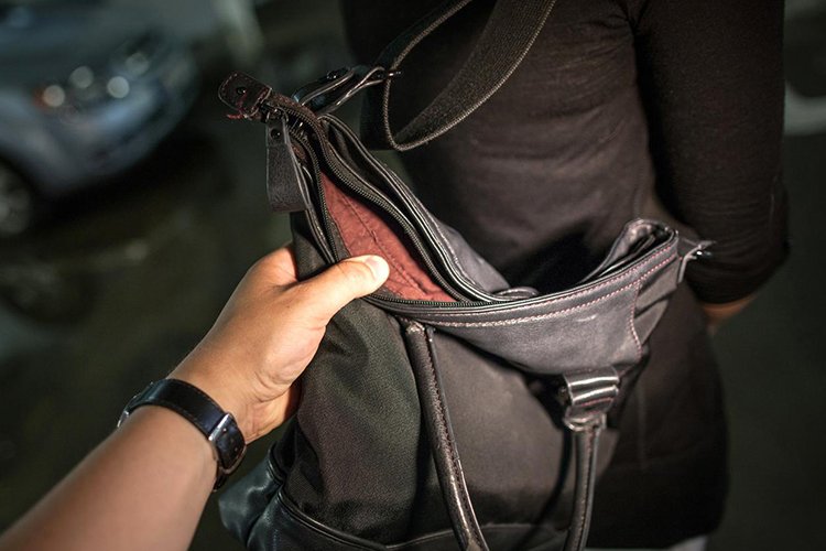 Хүүхэд, эмэгтэйчүүдийг сүрдүүлэн зодож, эд зүйлсийг нь дээрэмдсэн этгээдийг шалгаж байна