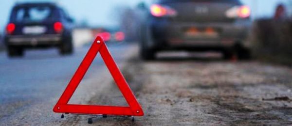 Эвдэрч зогссон машины араас мөргөсөн ослоор хүний амь эрсэджээ