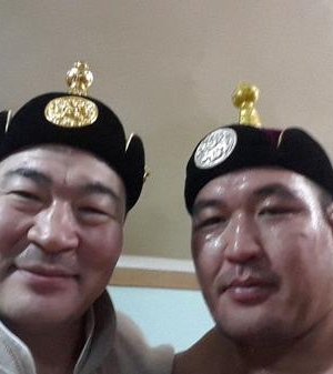 Сар шинийн барилдаанд Ч.Санжаадамба түрүүлж, М.Өсөхбаяр үзүүрлэлээ