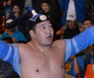 Сар шинийн барилдаанд Ч.Санжаадамба түрүүлж, М.Өсөхбаяр үзүүрлэлээ