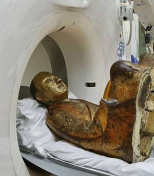 1000 жилийн настай будда бурханыг Нидерландийн музейнхэн томографаар харжээ. Дотор нь мумми байна гэнэ 