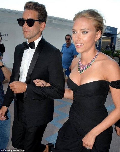 Скарлетт Йоханссоны амраг залуус...