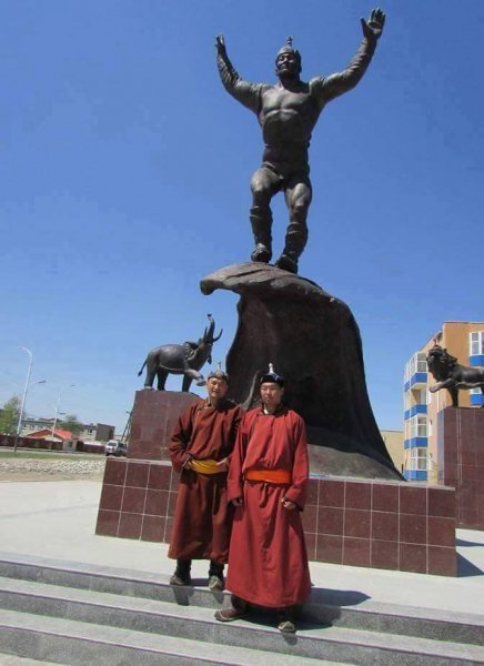 А.Сүхбат аваргын ууган хүү, аавынхаа шийрийг хатааж яваа С.Хангай өвөөгийнхөө хөшөөний хажууд