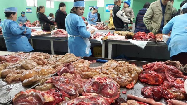 үчит шонхор зах дээр хонины мах 3100, үхэр 5000, адуу 4000 төгрөг байна