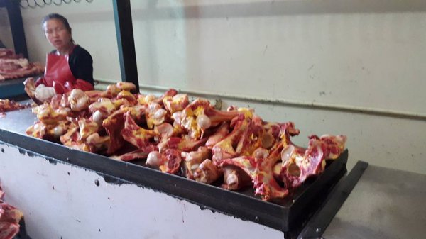 үчит шонхор зах дээр хонины мах 3100, үхэр 5000, адуу 4000 төгрөг байна