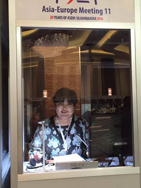 АСЕМ-ийн зочдыг алмайруулсан орчуулагч бүсгүй Э.Содонтогос 