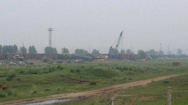 Замын эвдрэлээс үүдэн онхолдсон зургаан вагоныг засварлаж байна 