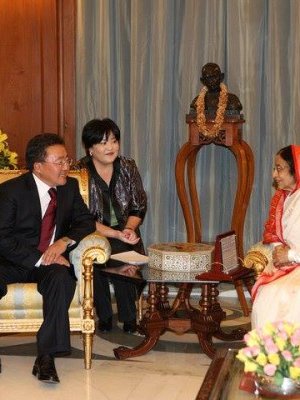 АСЕМ-ийн зочдыг алмайруулсан орчуулагч бүсгүй Э.Содонтогос 