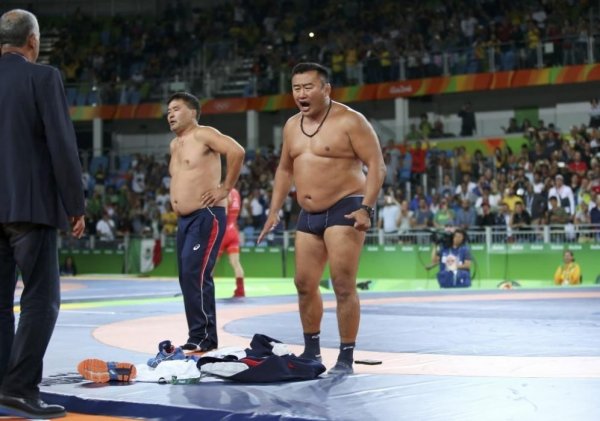 Монголын чөлөөт бөхийн  дасгалжуулагчид дэвжээн дээр НҮЦГЭЛЛЭЭ