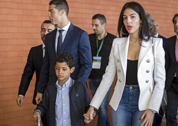 Фото: Кристиано Рональдогийн гэр бүлтэй танилц...