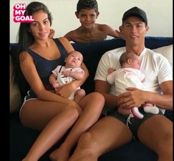 Фото: Кристиано Рональдогийн гэр бүлтэй танилц...