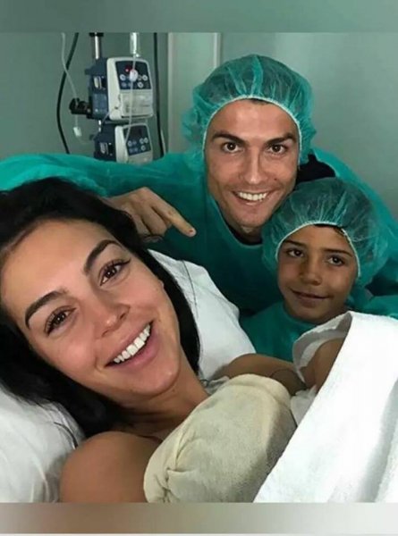 Фото: Кристиано Рональдогийн гэр бүлтэй танилц...