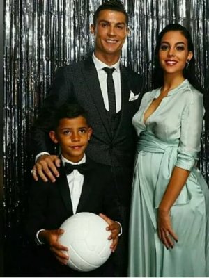 Фото: Кристиано Рональдогийн гэр бүлтэй танилц...