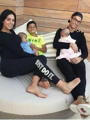 Фото: Кристиано Рональдогийн гэр бүлтэй танилц...