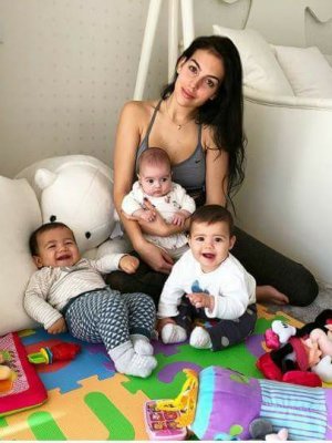 Фото: Кристиано Рональдогийн гэр бүлтэй танилц...