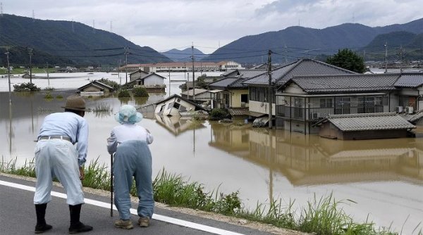 Японд үргэлжилсэн их аадар борооны улмаас хөрсний гулгалт үүсч 88 хүн амиа алджээ