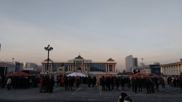 ФОТО: МАНАН ДЭГЛЭМИЙН ЭСРЭГ АРД ТҮМНИЙ ЖАГСААЛ /СҮХБААТАРЫН ТАЛБАЙ/