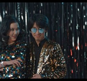 Испани дууны О.Баяржаргал хүүхэн болгонтой хөөцөлдөж "хөлөө хугалчих" шахам гүйж явна